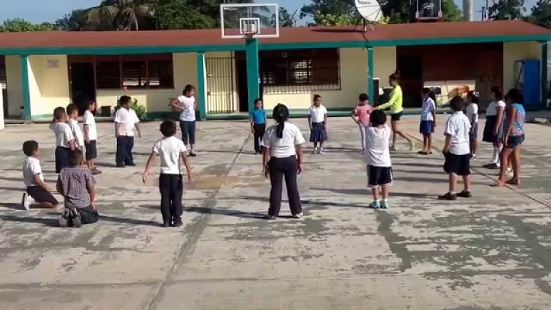 Niños realizando actividad física en escuela mexicana como estrategia para reducir el sedentarismo desde la infancia