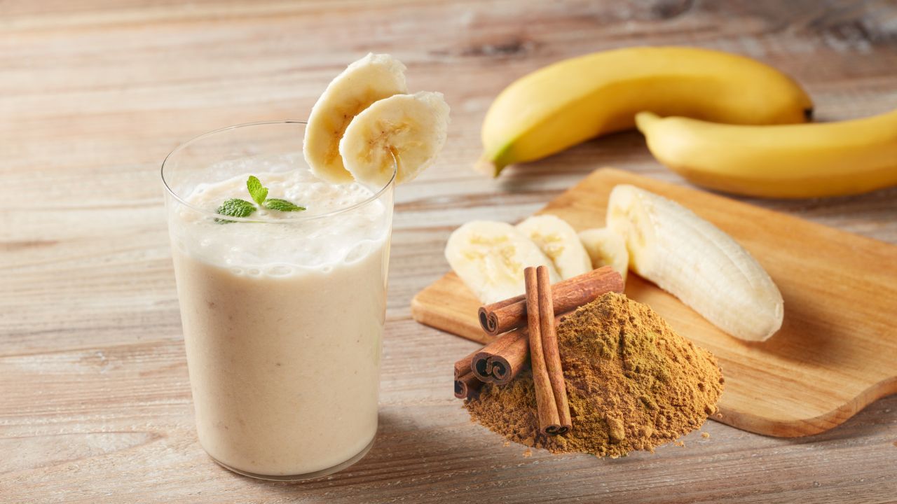 beneficios de mezclar platano con leche